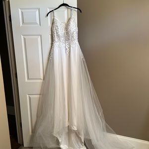 Wedding Dress: NEVER WORN, Trumpet/Mermaid, Size 2